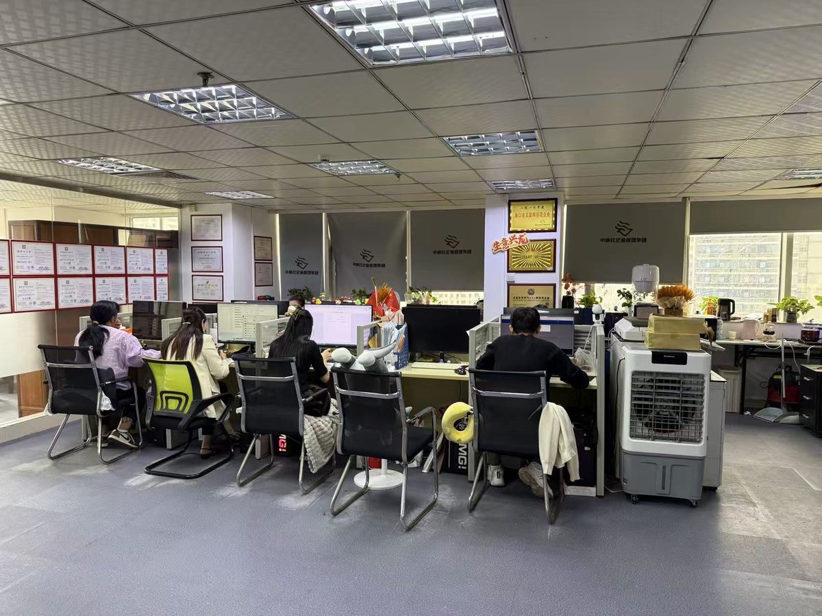 办公室工作区实景：团队工位与资质证书墙